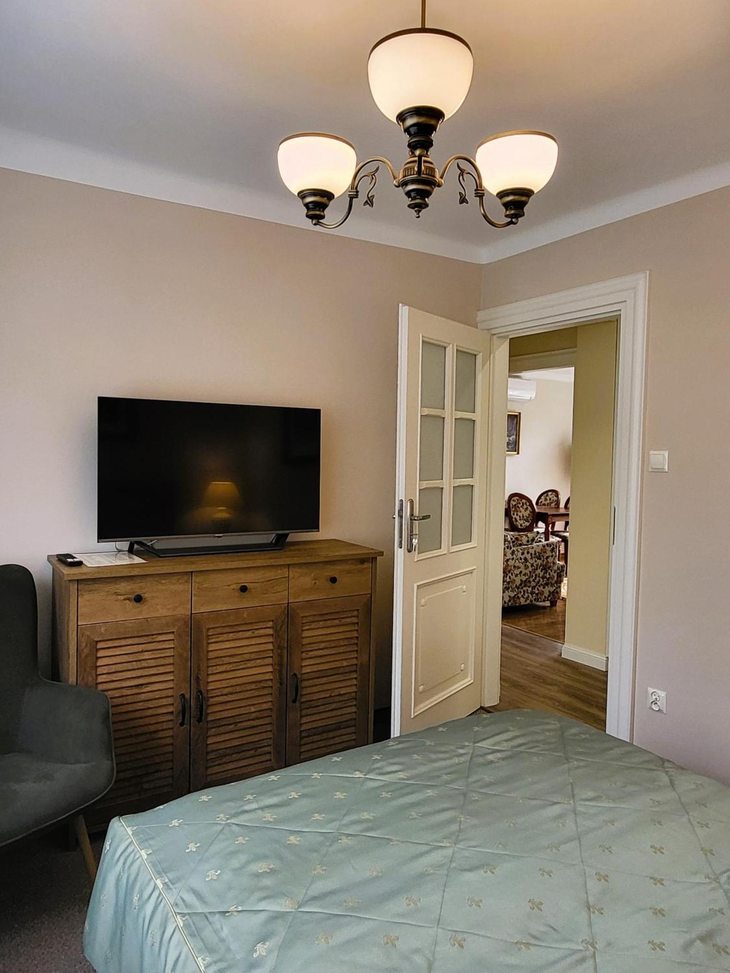 Przy Parku Saskim Apartment